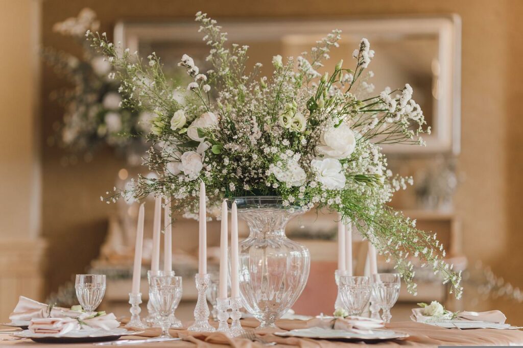 witte bloemen als decoratie bruiloft